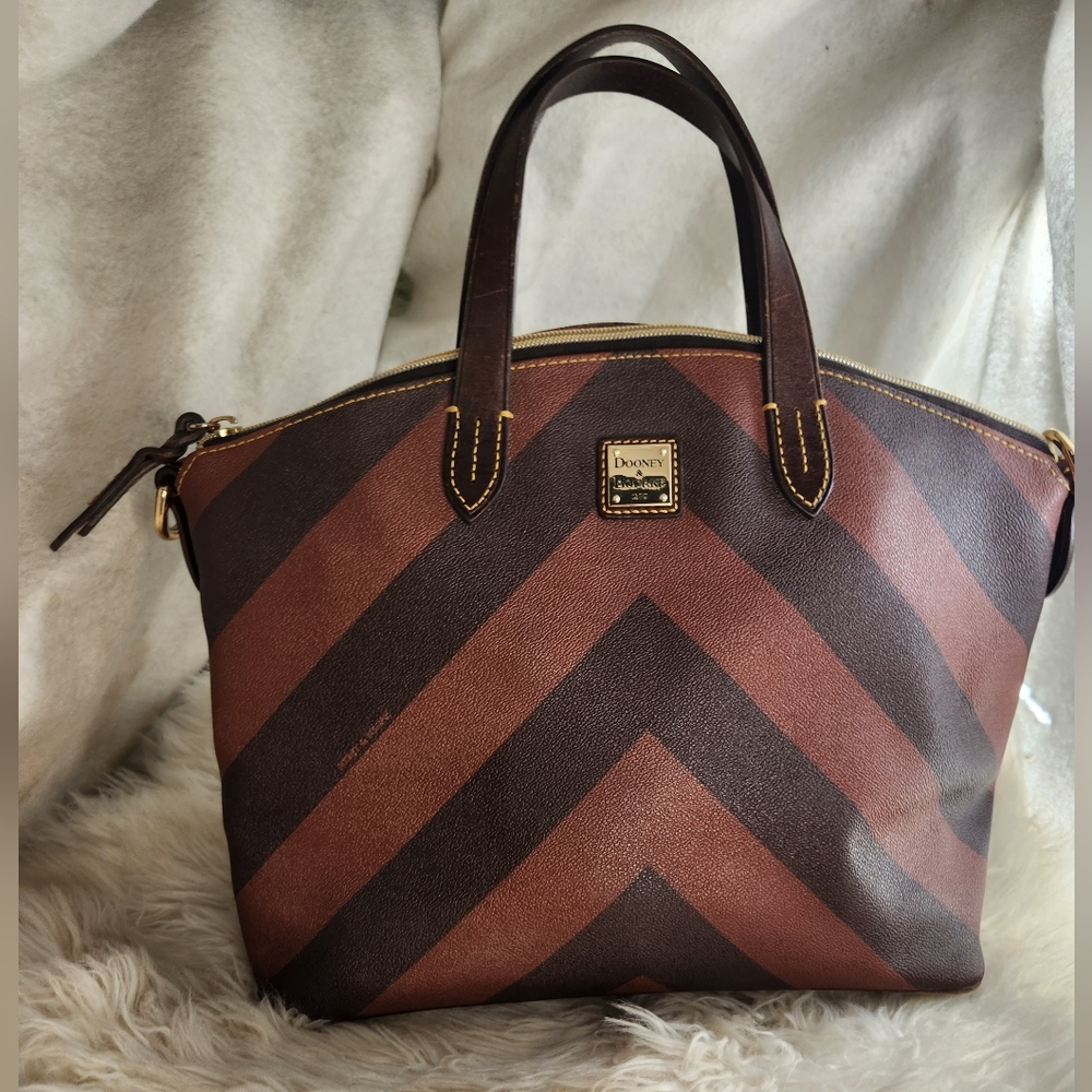 Brown zig zag Dooney & Bourke Purse Handbag shoulder bag